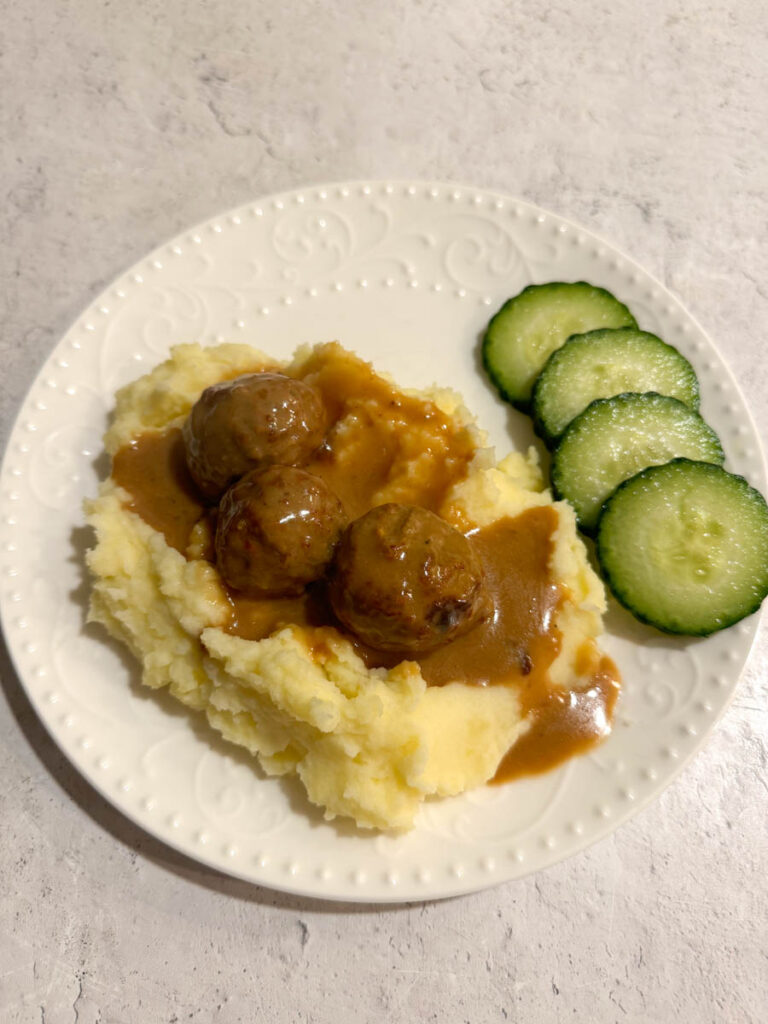 mashed potatoes with meatballs on the plate