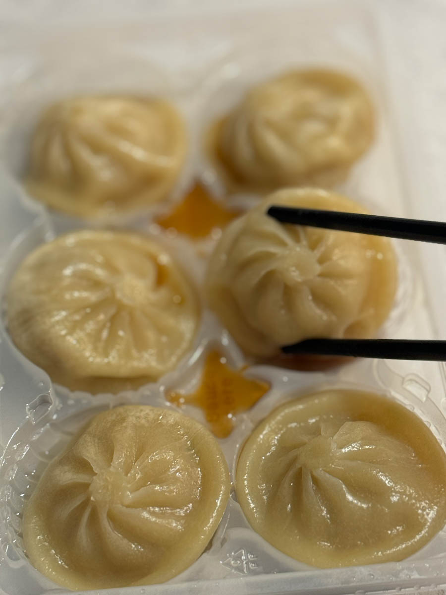 bibigo dumplings in the tray