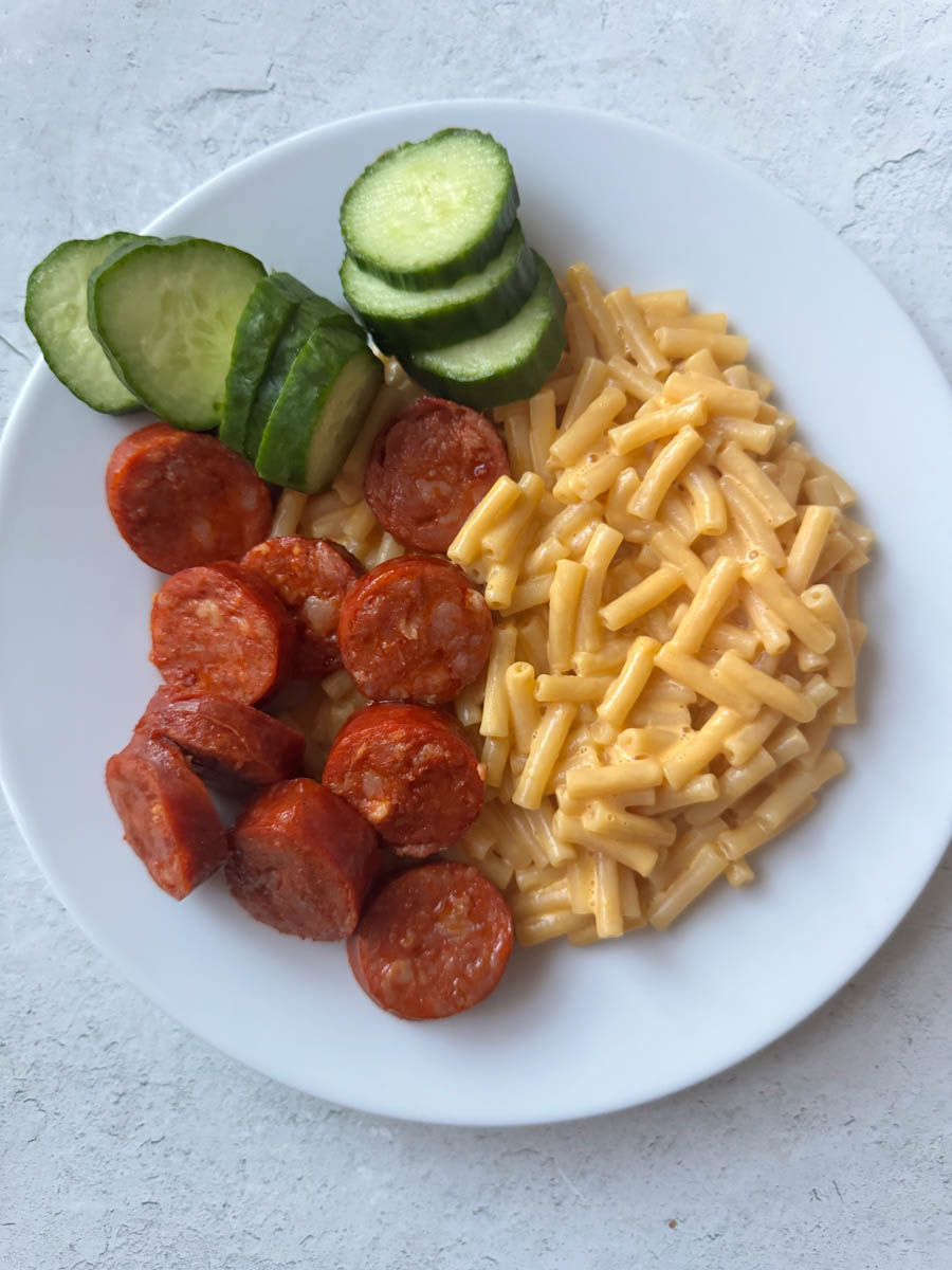 linguica with mac and cheese anc chopped cucumber