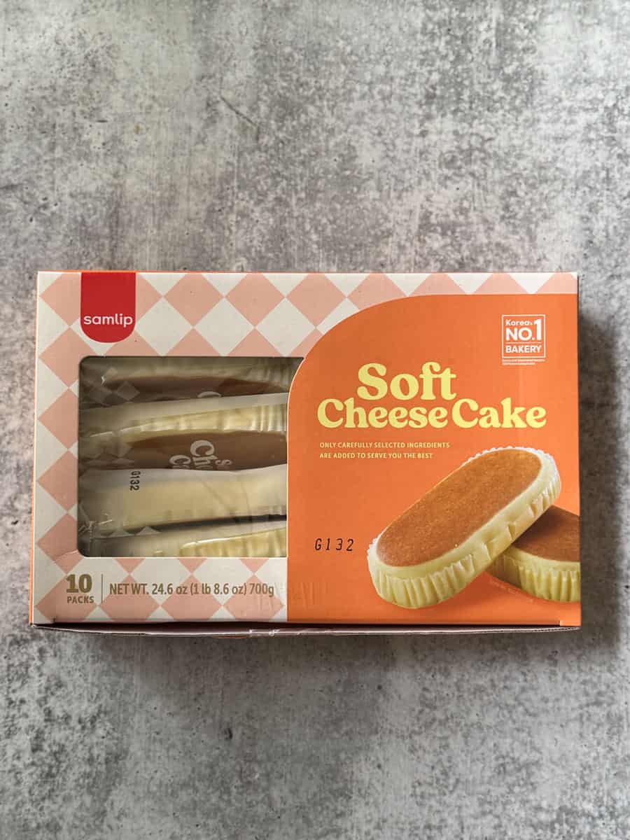 Pack of 10 Samlip soft cake snacks in a Costco box, ideal for quick treats.